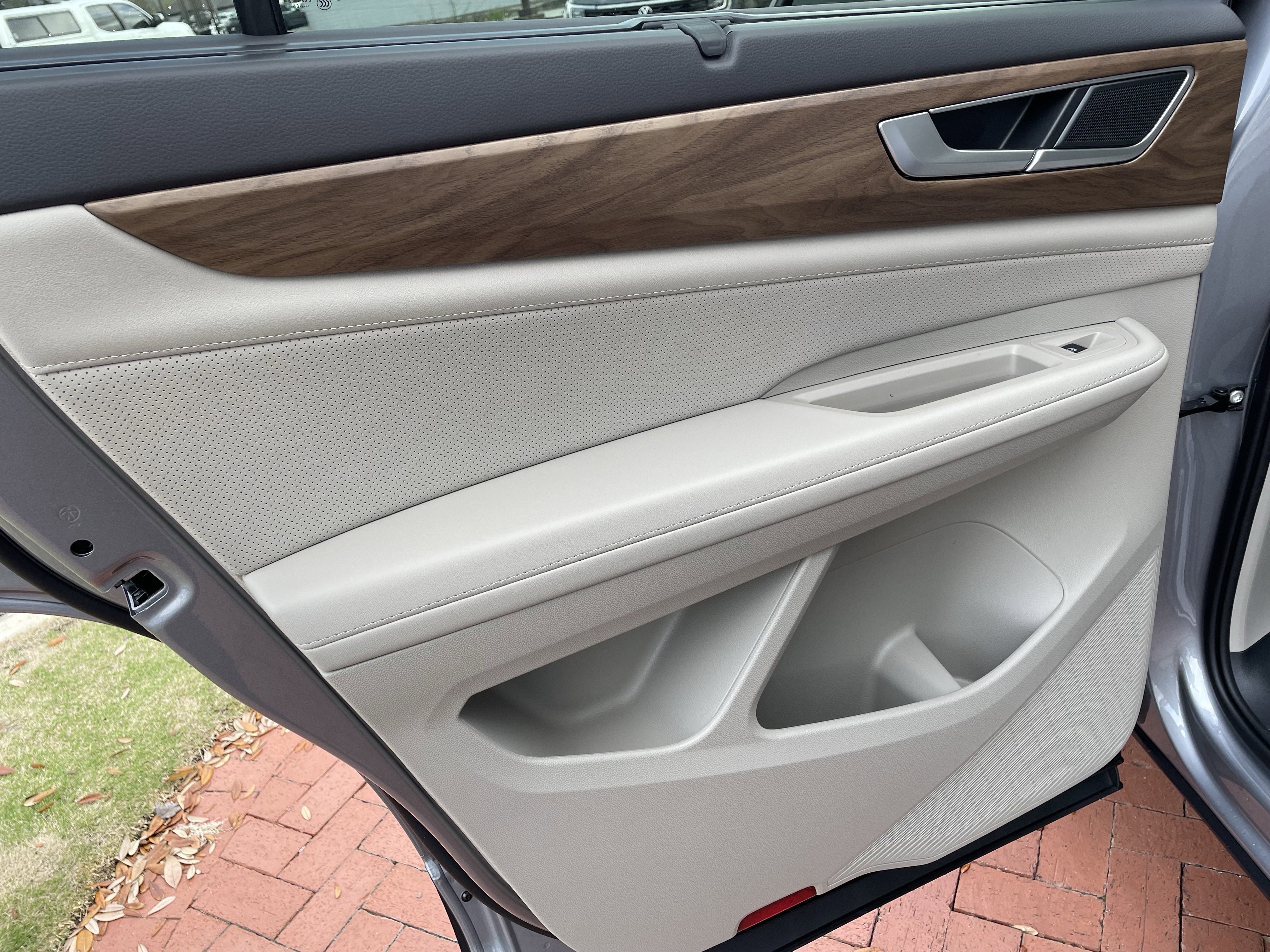 New 2026 Volkswagen Atlas SE image 12