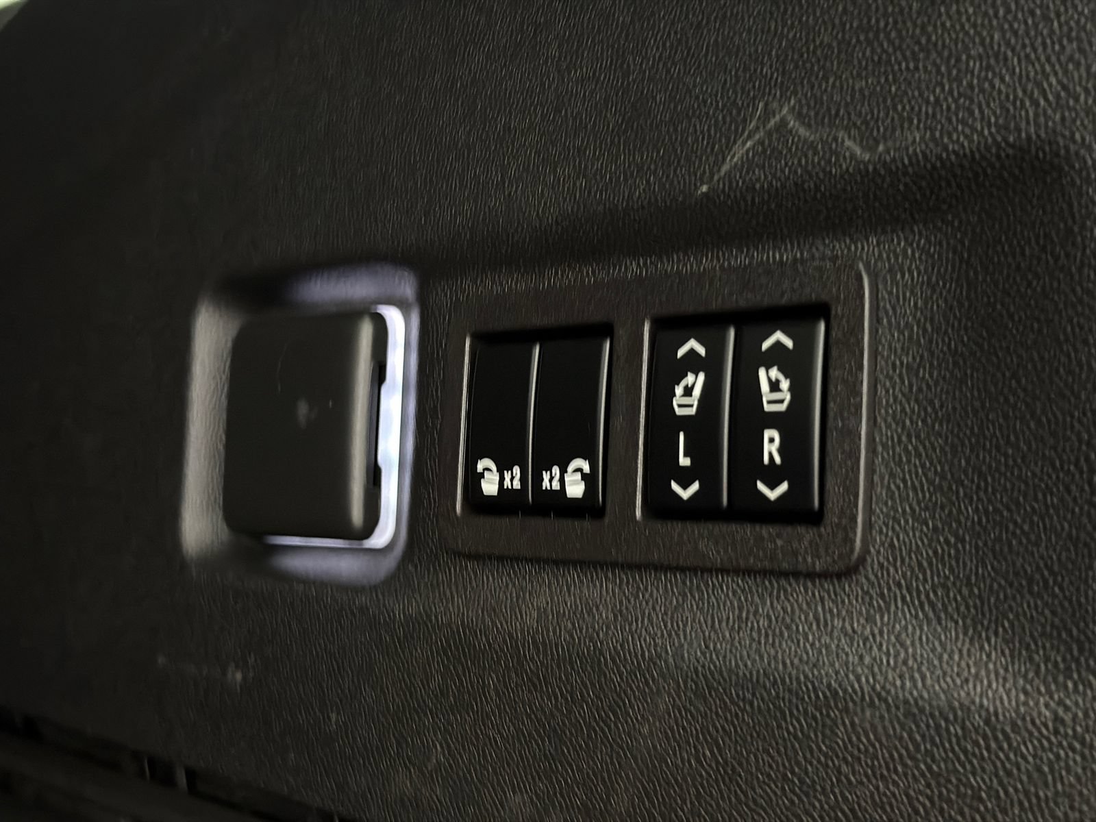 Used 2023 GMC Yukon XL Denali Ultimate AWD/4WD image 12