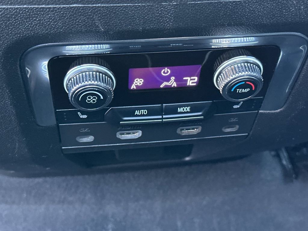 Used 2023 GMC Yukon SLT w/ SLT Premium Package image 13