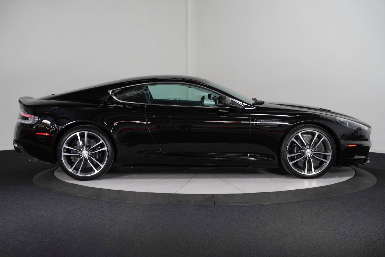 Used 2010 Aston Martin DBS Coupe image 8