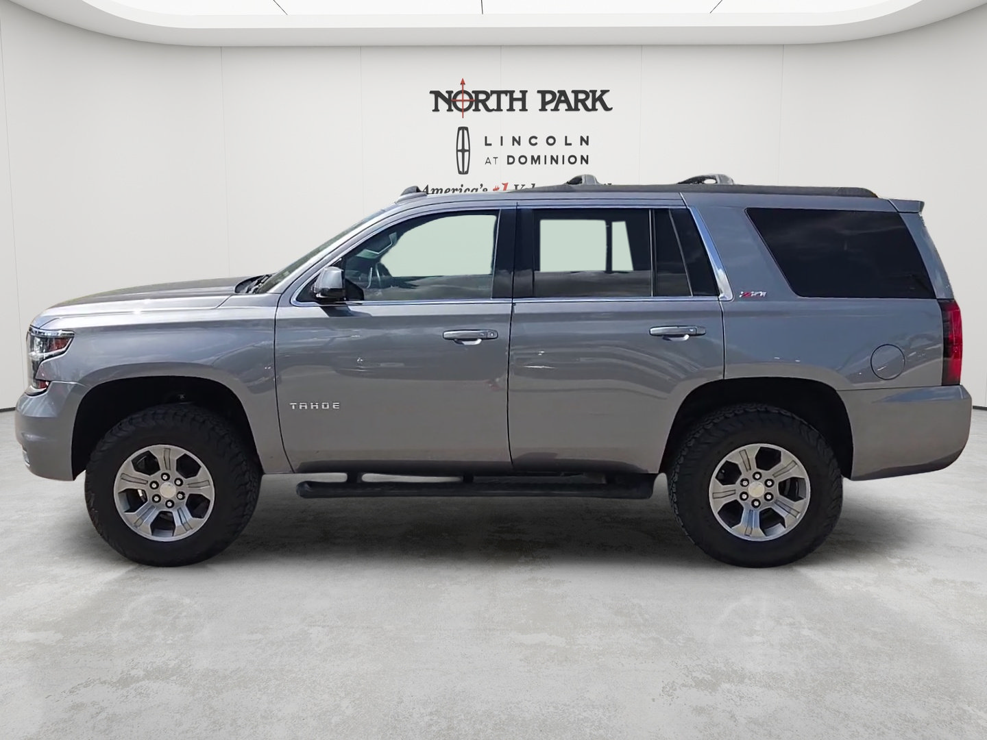 Used 2020 Chevrolet Tahoe LT w/ Luxury Package AWD/4WD image 2