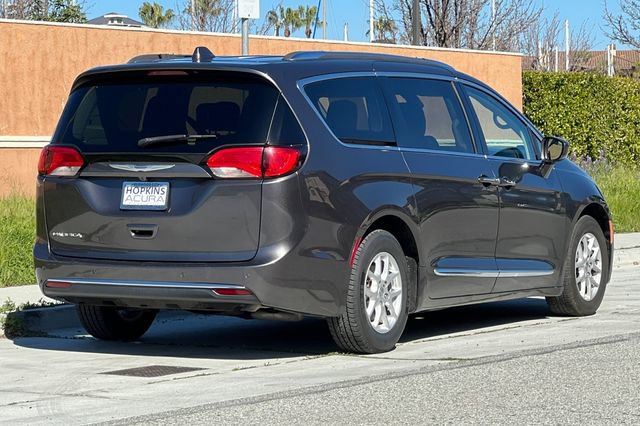 Used 2020 Chrysler Pacifica Touring-L image 4