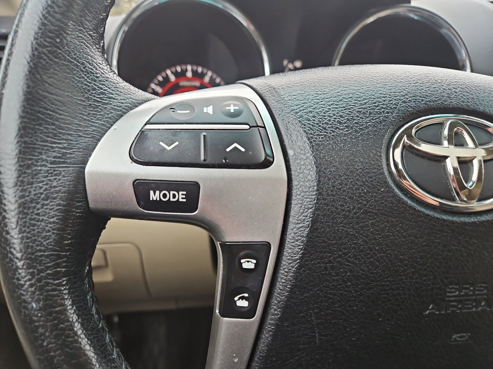 Used 2012 Toyota Highlander Limited image 25