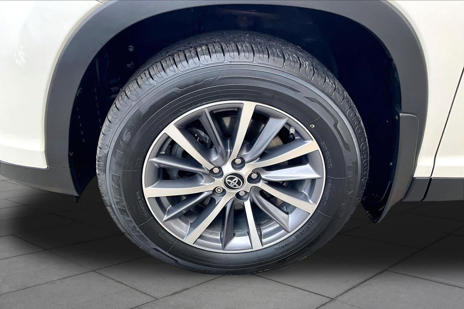 Used 2019 Toyota Highlander XLE AWD/4WD image 11