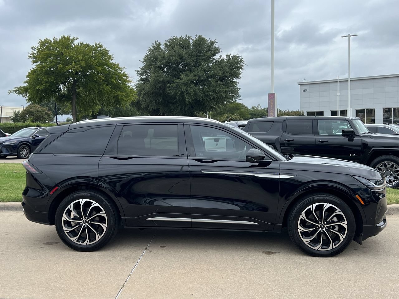 Used 2024 Lincoln Nautilus Reserve w/ Equipment Group 202A AWD/4WD image 3