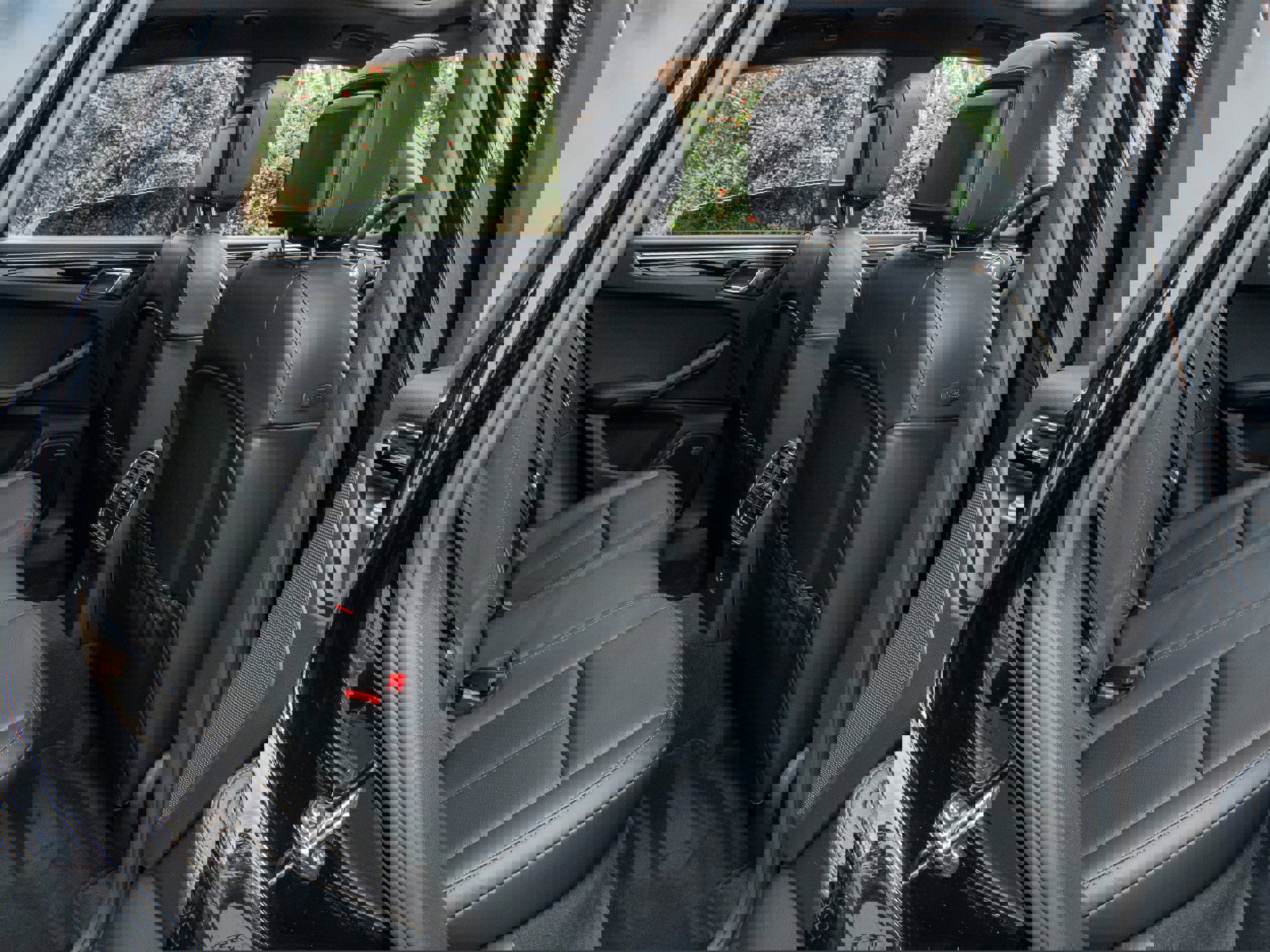 Certified 2025 Porsche Macan image 36