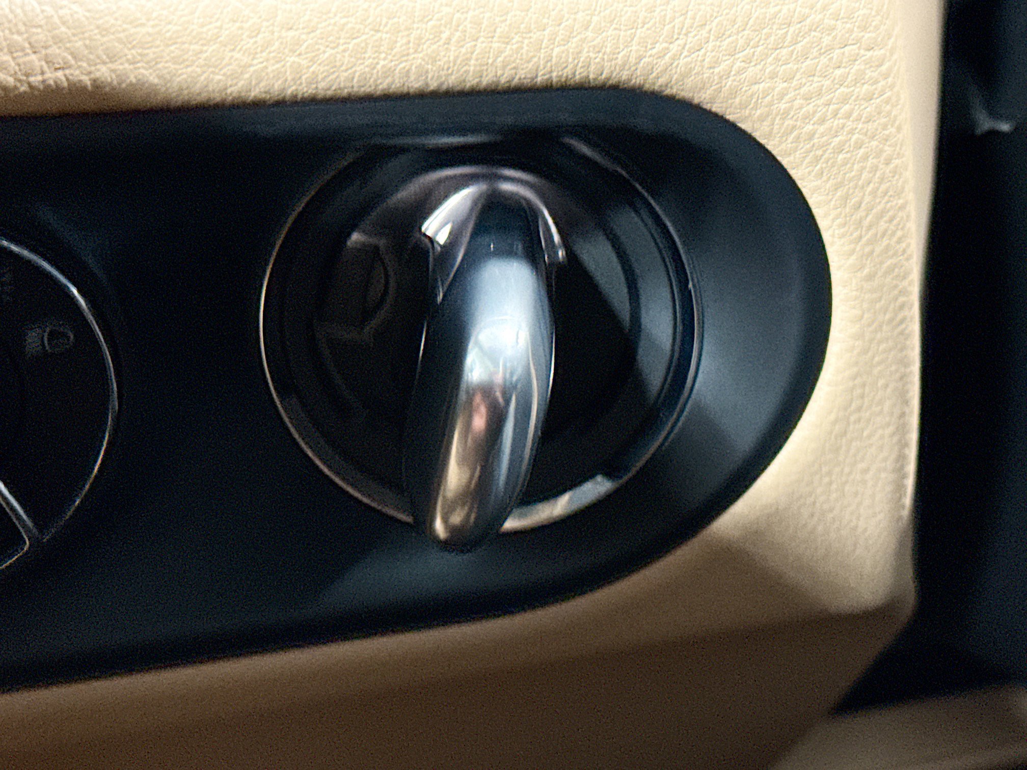 Certified 2026 Porsche Macan AWD/4WD image 35