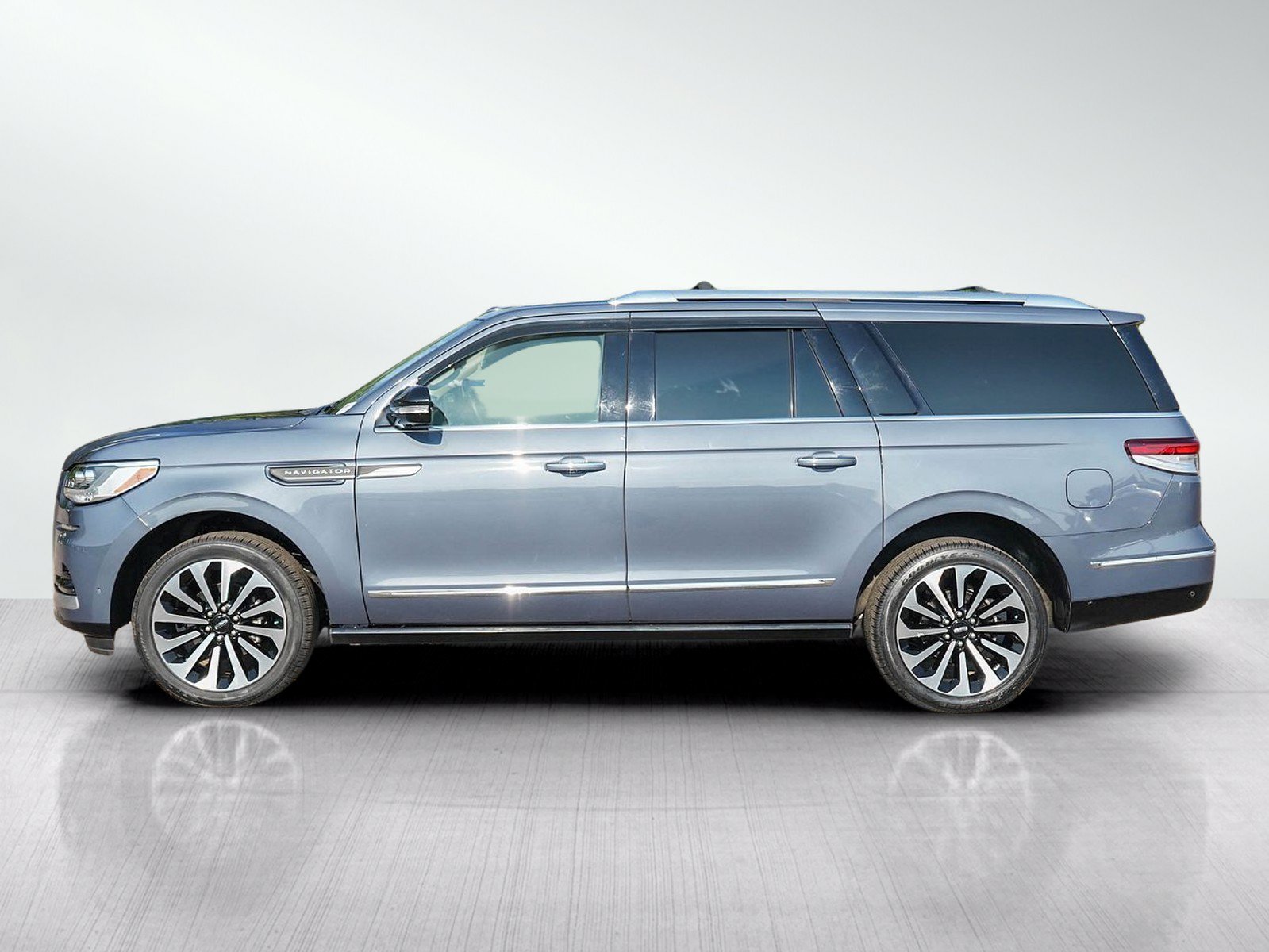 Used 2023 Lincoln Navigator L Reserve w/ Equipment Group 201A AWD/4WD image 2