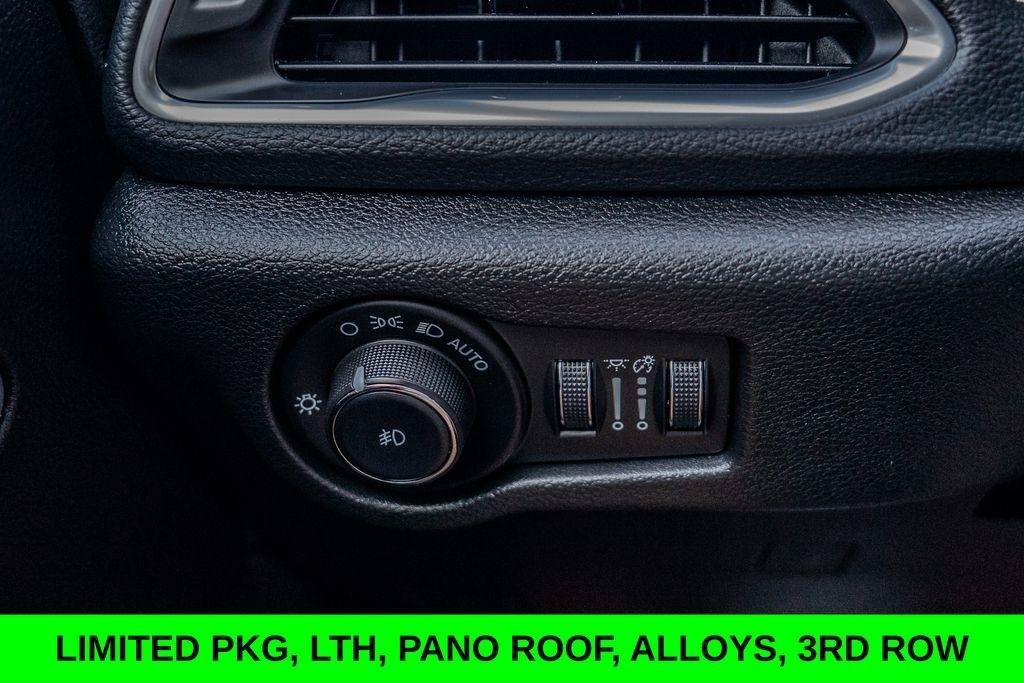 Used 2025 Chrysler Pacifica Limited FWD image 35