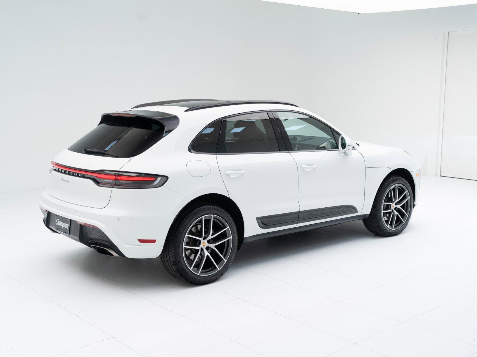 Certified 2025 Porsche Macan image 9