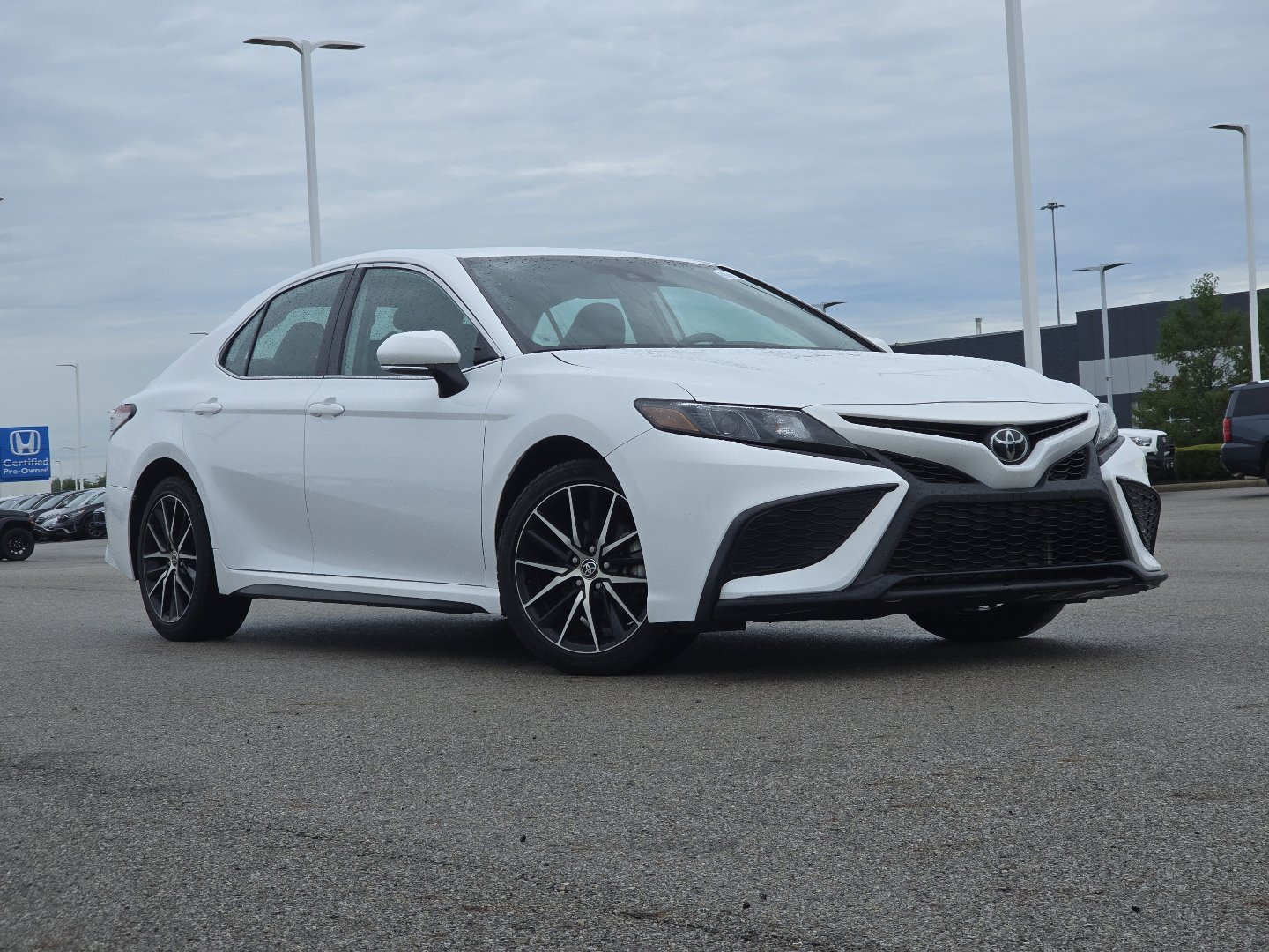 Used 2023 Toyota Camry SE FWD image 1