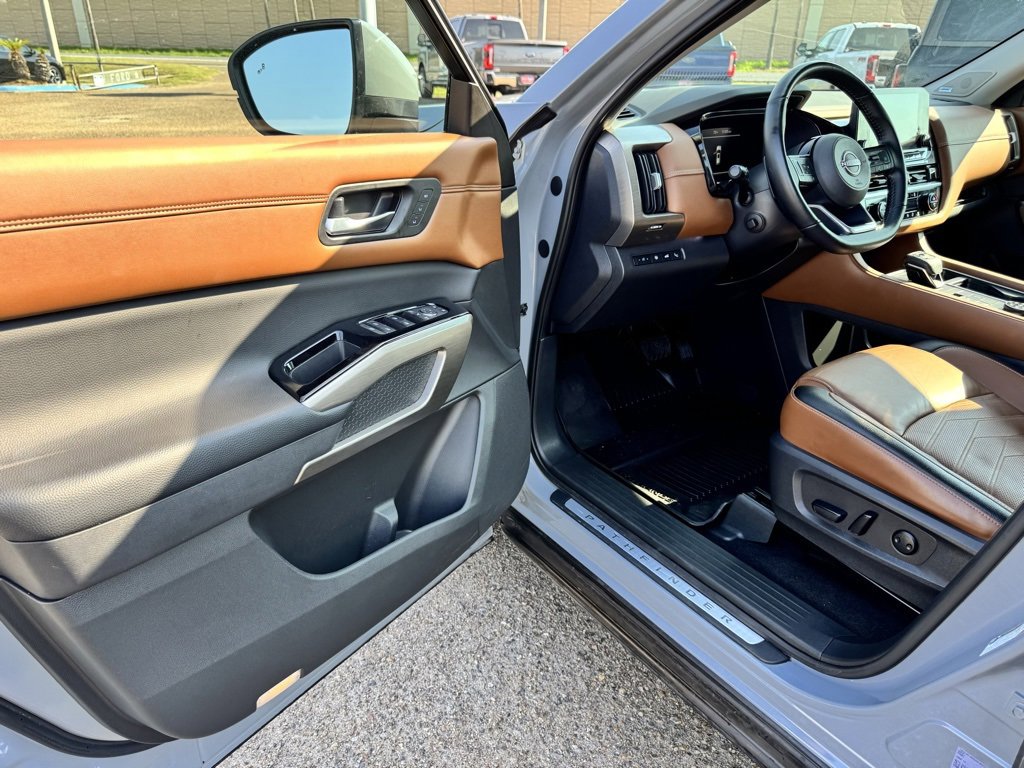 Used 2022 Nissan Pathfinder Platinum w/ Cargo Package image 19