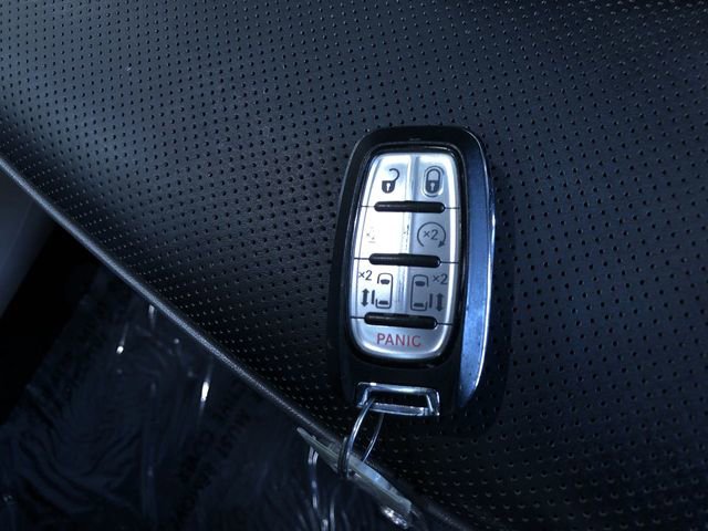 Used 2018 Chrysler Pacifica Limited w/ Tire & Wheel Group FWD image 33