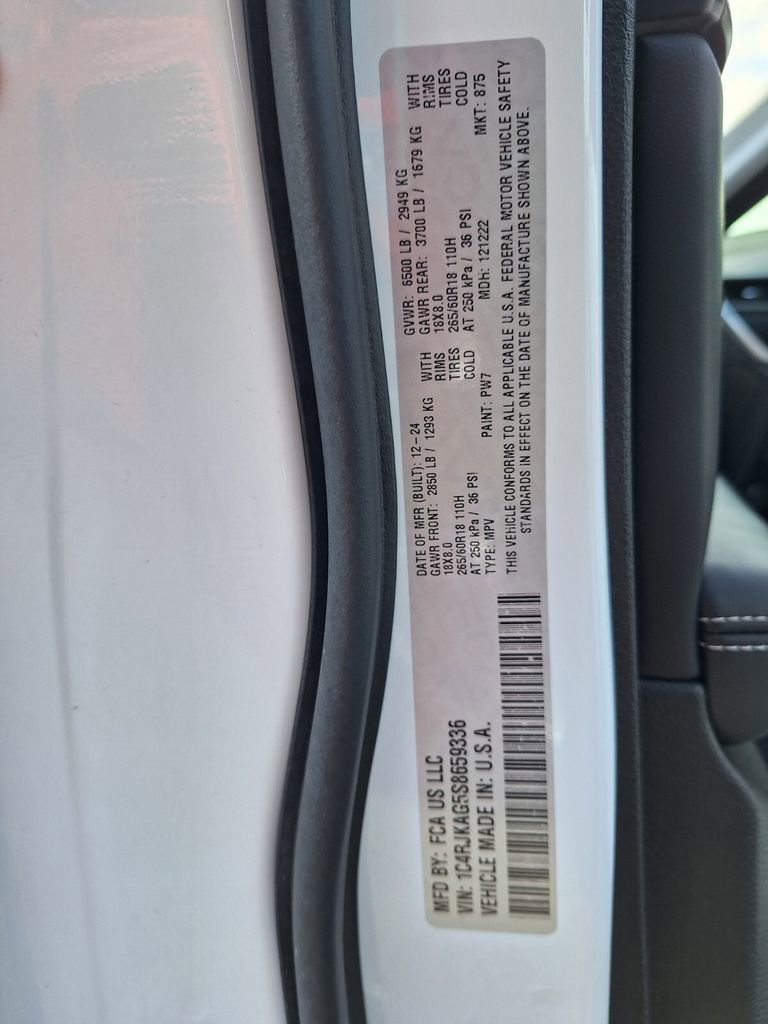 Used 2025 Jeep Grand Cherokee L Laredo w/ Luxury Tech Group I image 33