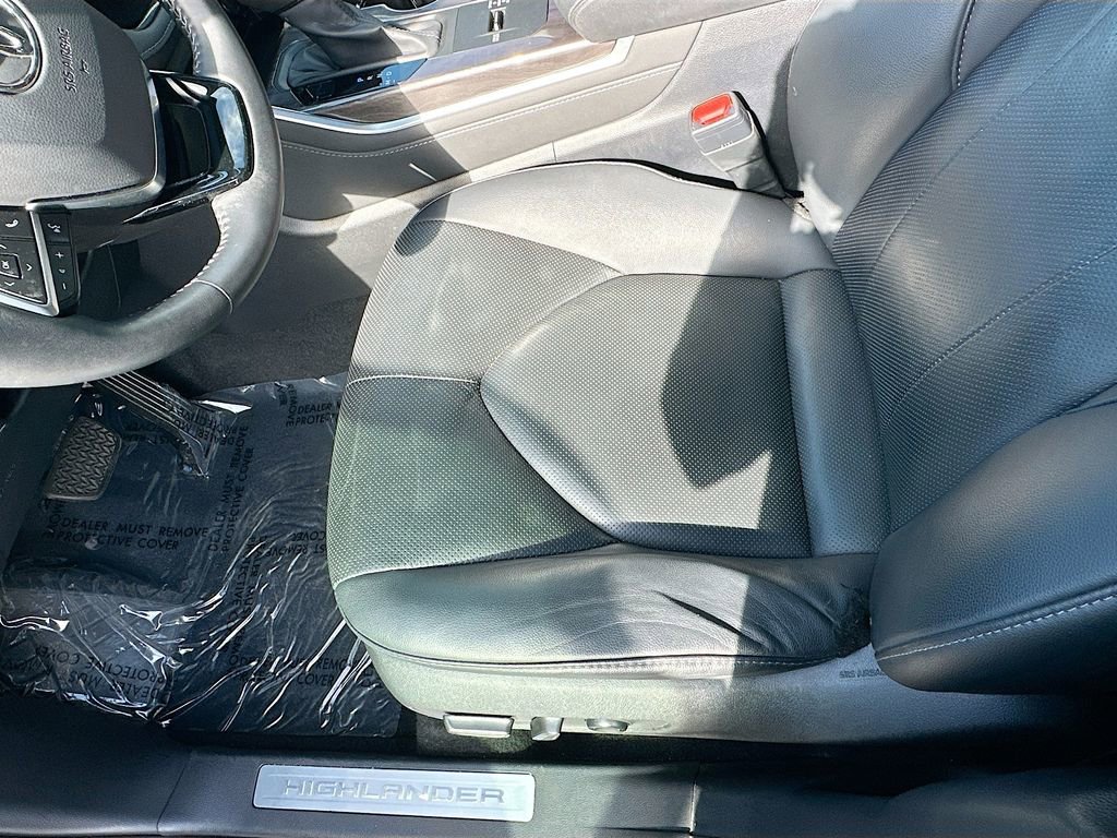Used 2020 Toyota Highlander Limited image 17