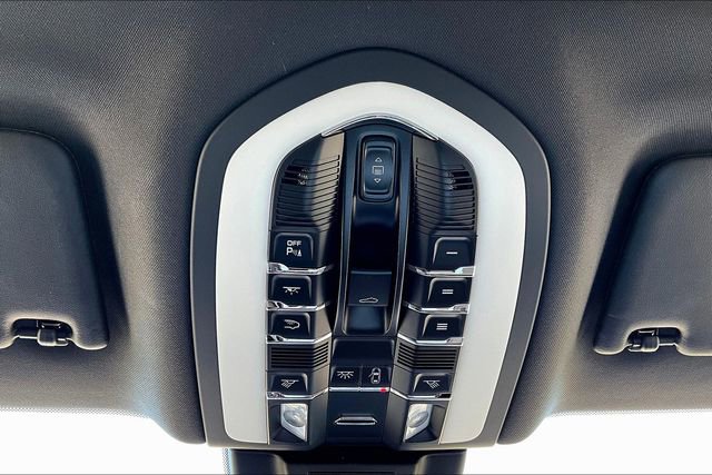 Used 2026 Porsche Macan AWD/4WD image 16