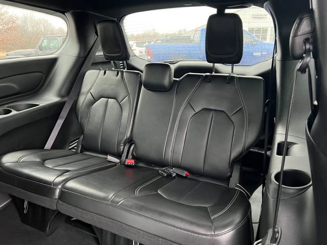 Used 2025 Chrysler Pacifica Select image 6