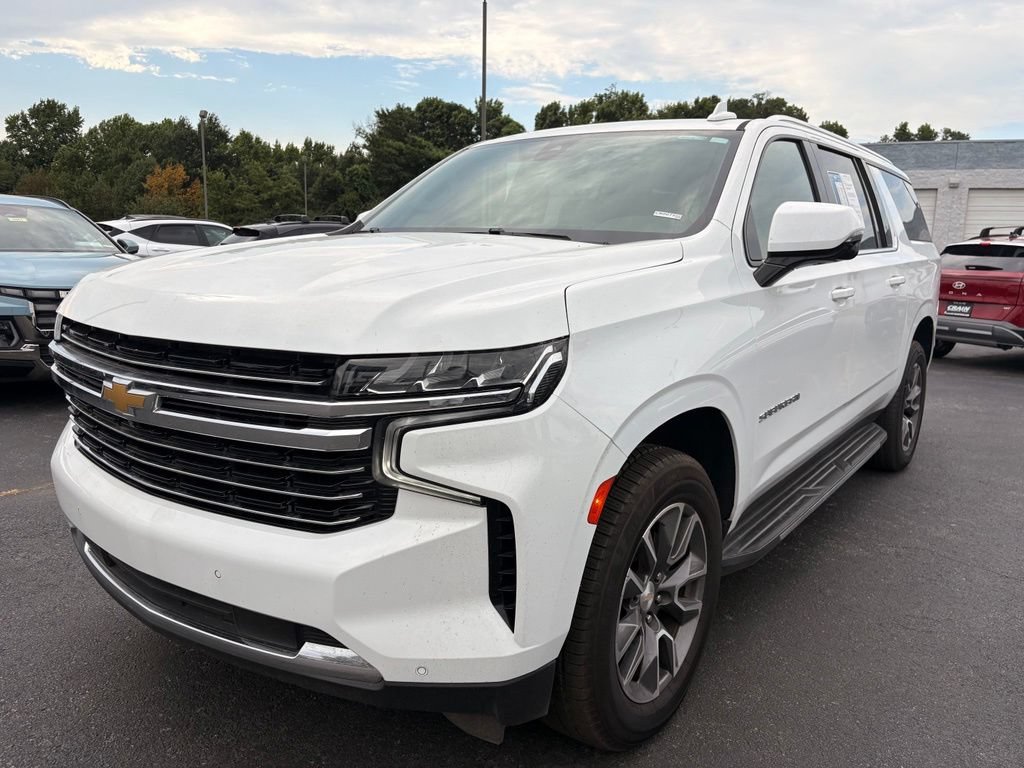Used 2022 Chevrolet Suburban LT w/ Luxury Package AWD/4WD image 3