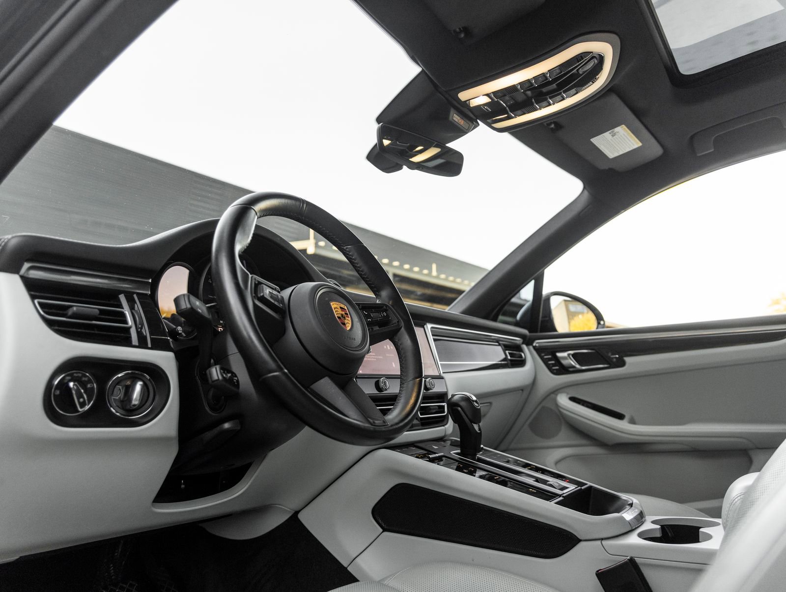 Certified 2023 Porsche Macan image 4