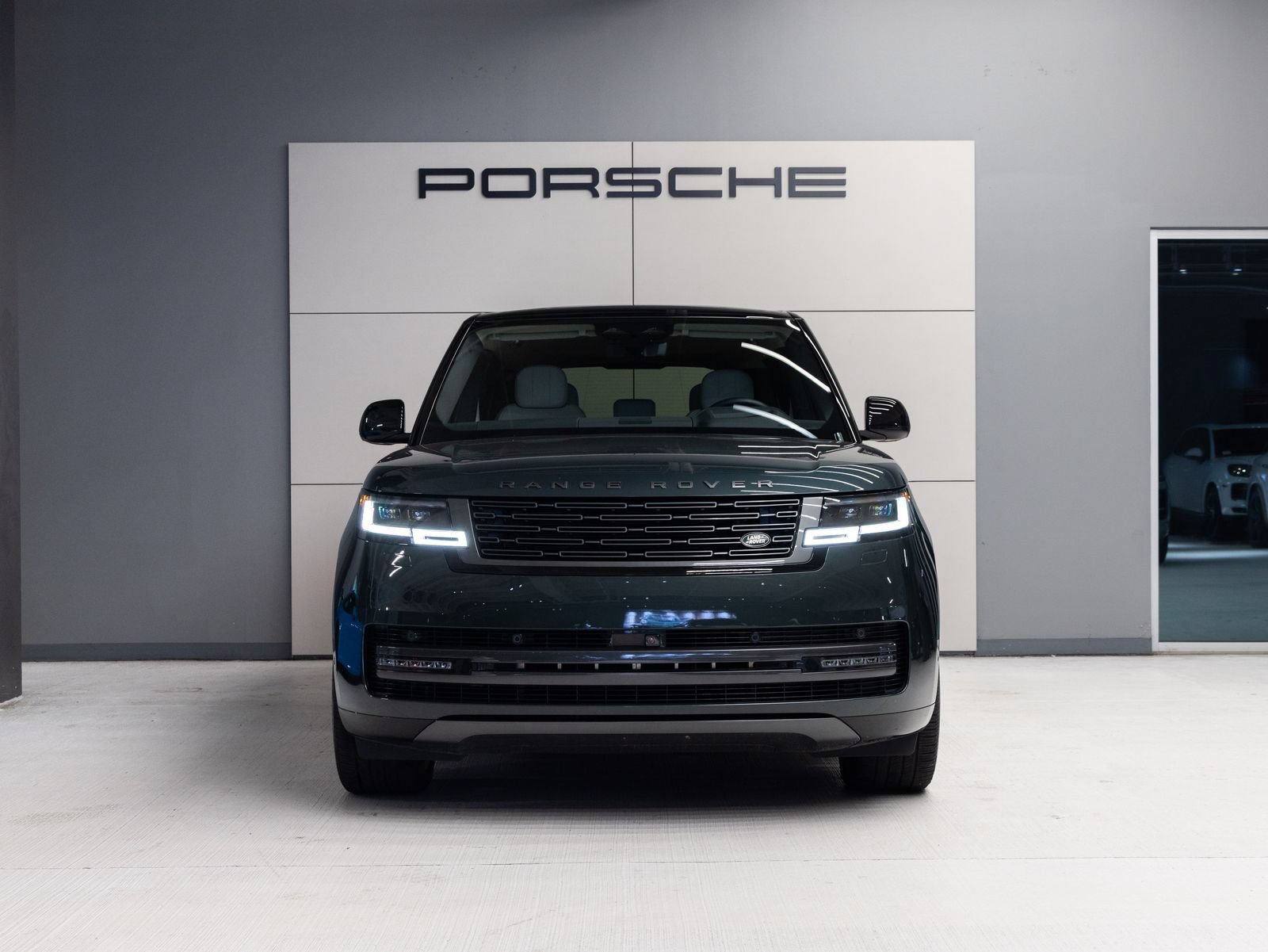 Used 2025 Land Rover Range Rover SE AWD/4WD image 10