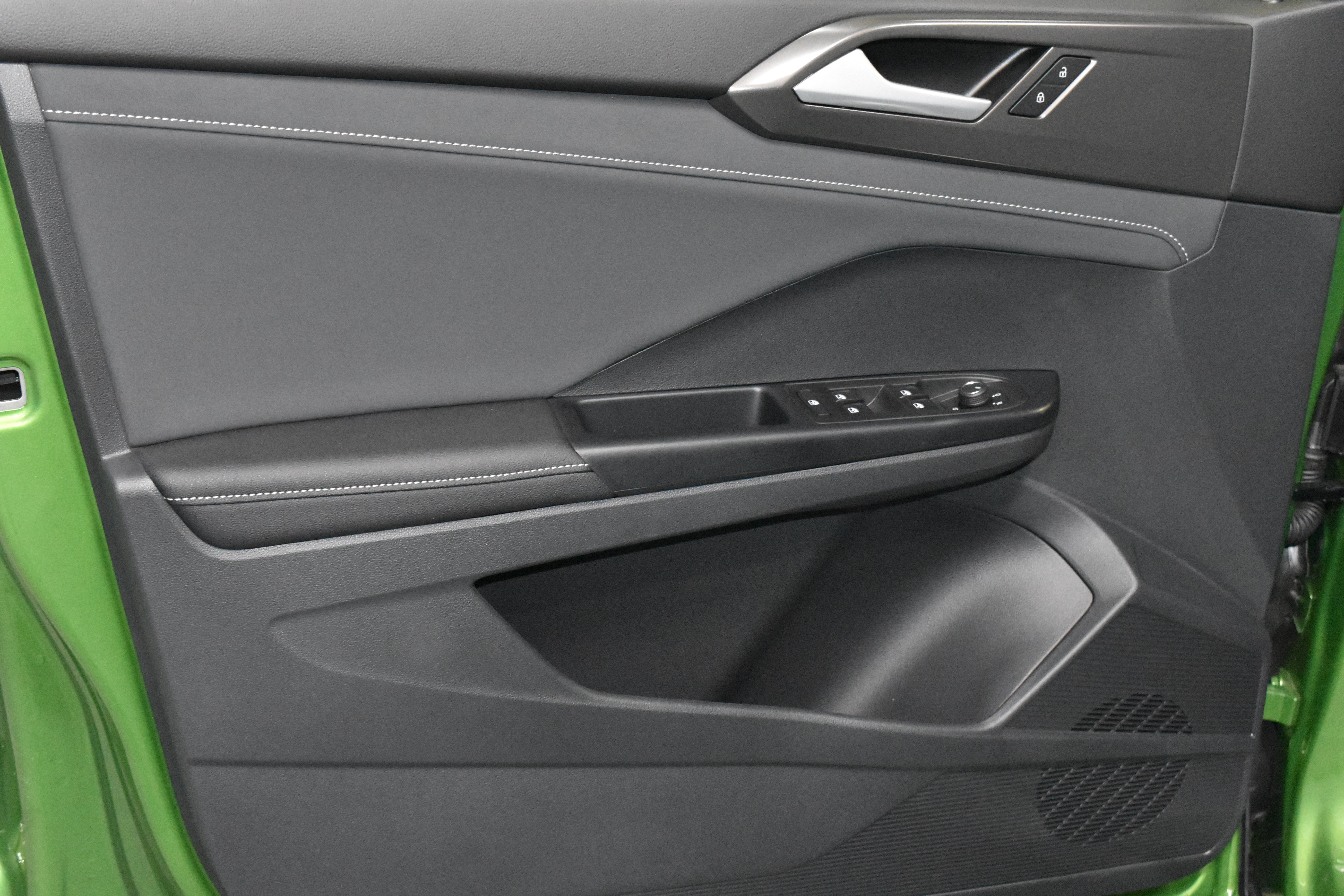 New 2026 Volkswagen Taos SE FWD image 3