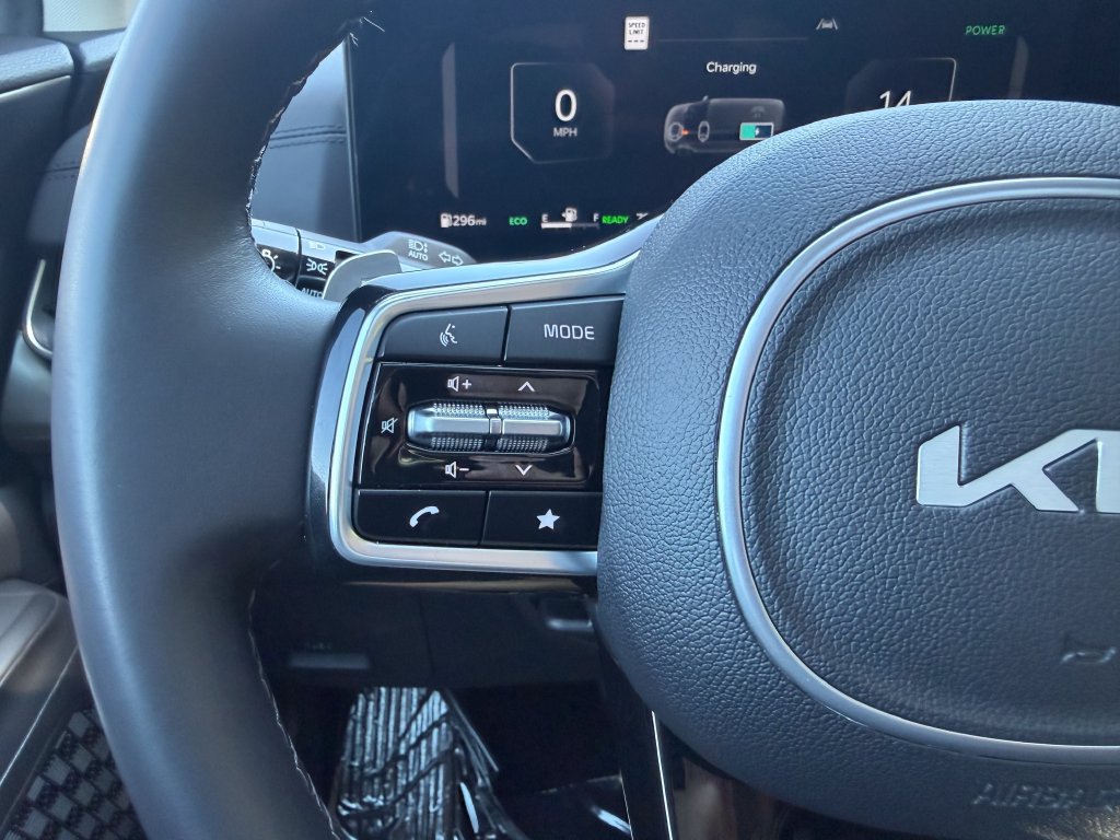 Used 2025 Kia Carnival SX w/ SX Dark Edition Package FWD image 19