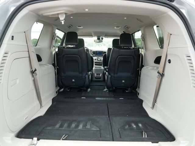 Used 2017 Chrysler Pacifica Premium FWD image 18