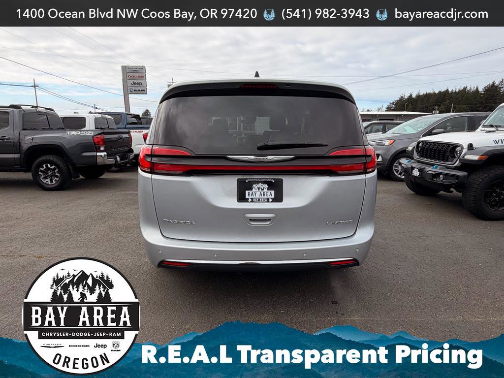 Used 2023 Chrysler Pacifica Limited FWD image 6