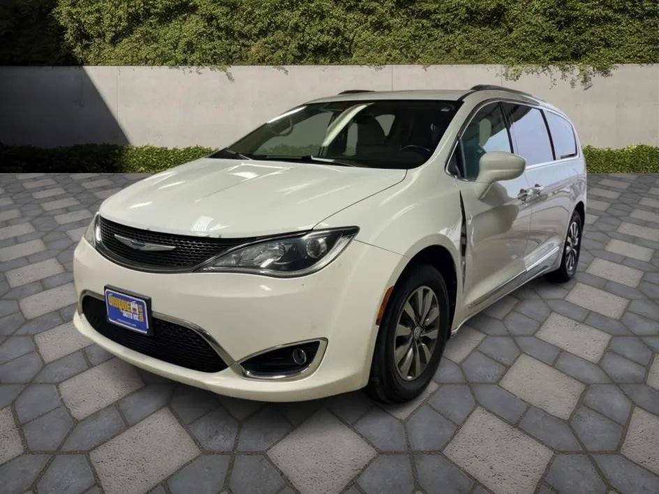 Used 2019 Chrysler Pacifica Touring-L Plus image 3