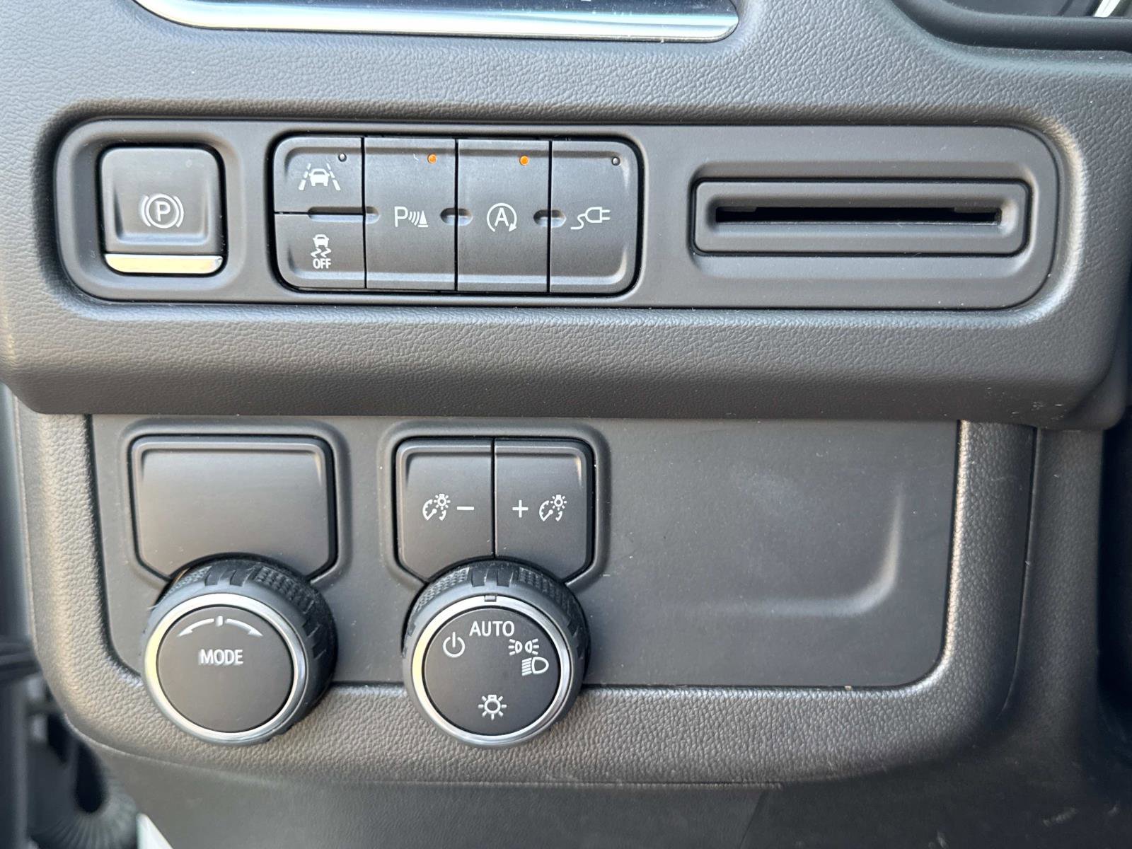 Used 2021 Chevrolet Suburban LT w/ Luxury Package image 27