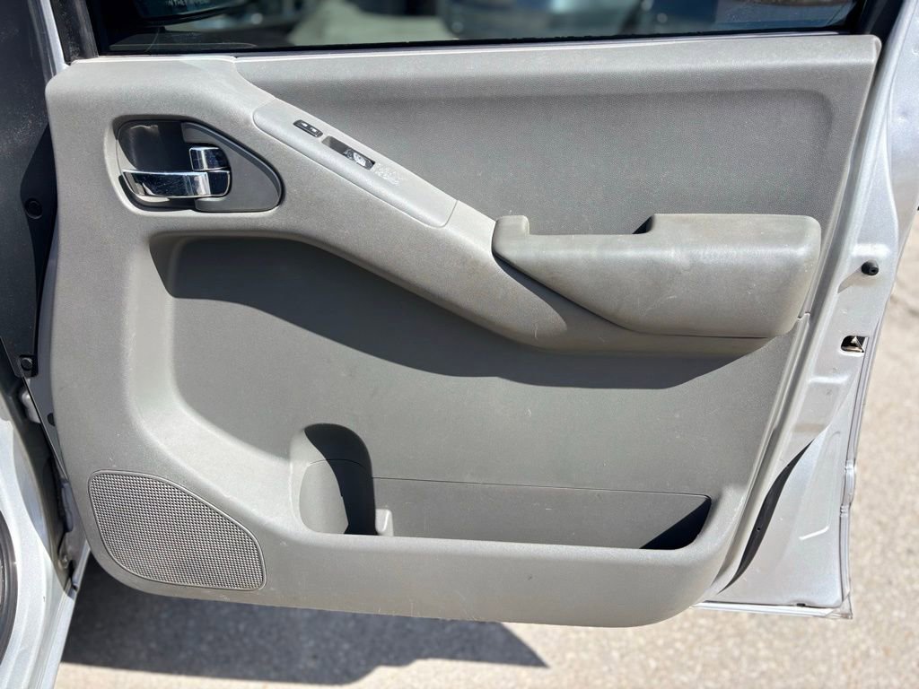 Used 2014 Nissan Frontier SV w/ SV Value Truck Package RWD image 11