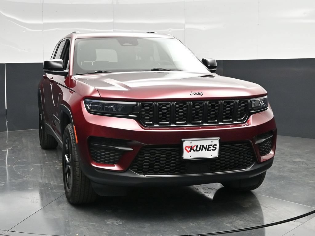 Used 2025 Jeep Grand Cherokee Altitude AWD/4WD image 5