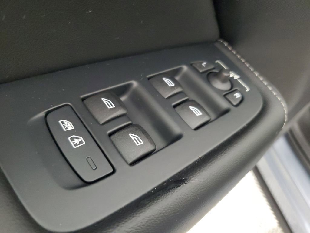 Certified 2024 Volvo XC60 B5 Ultimate w/ Protection Package Premier AWD/4WD image 20