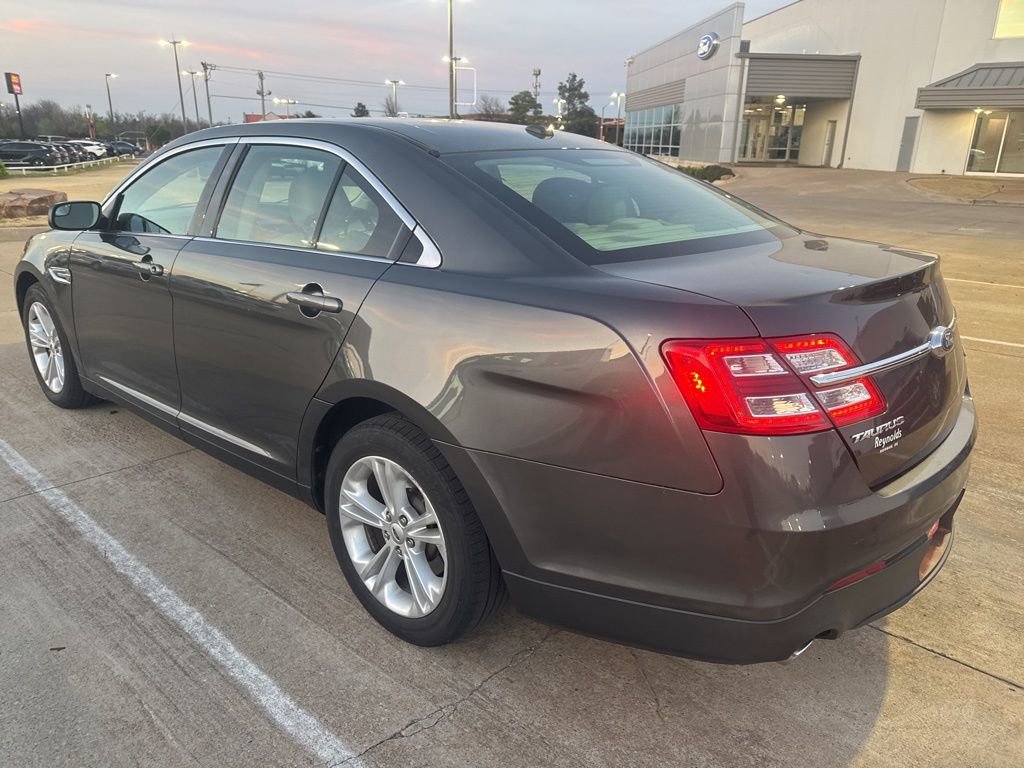 Used 2019 Ford Taurus SE image 4
