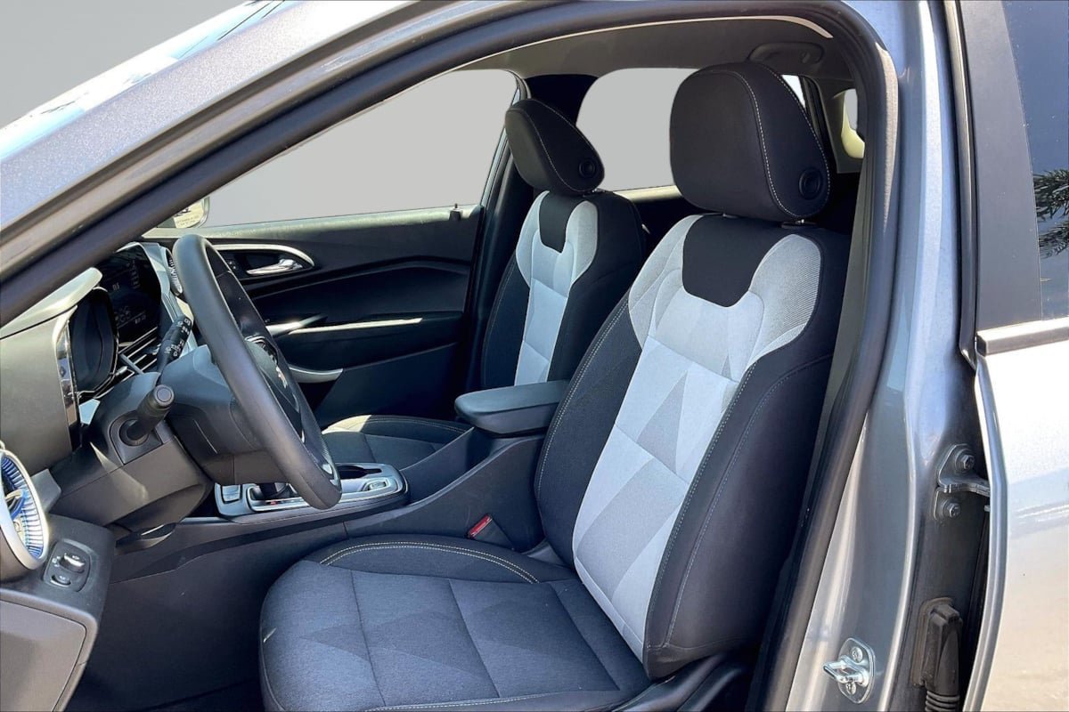 Used 2025 Chevrolet Trax LS FWD image 25