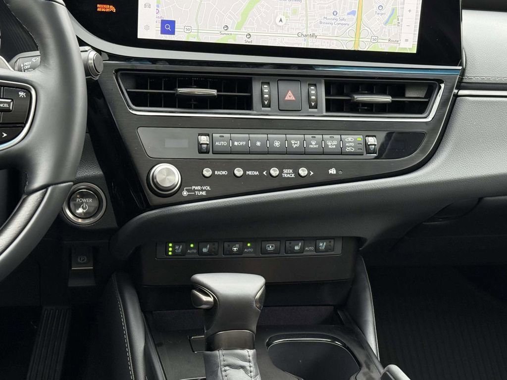 Used 2025 Lexus ES 300h w/ Luxury Package image 19