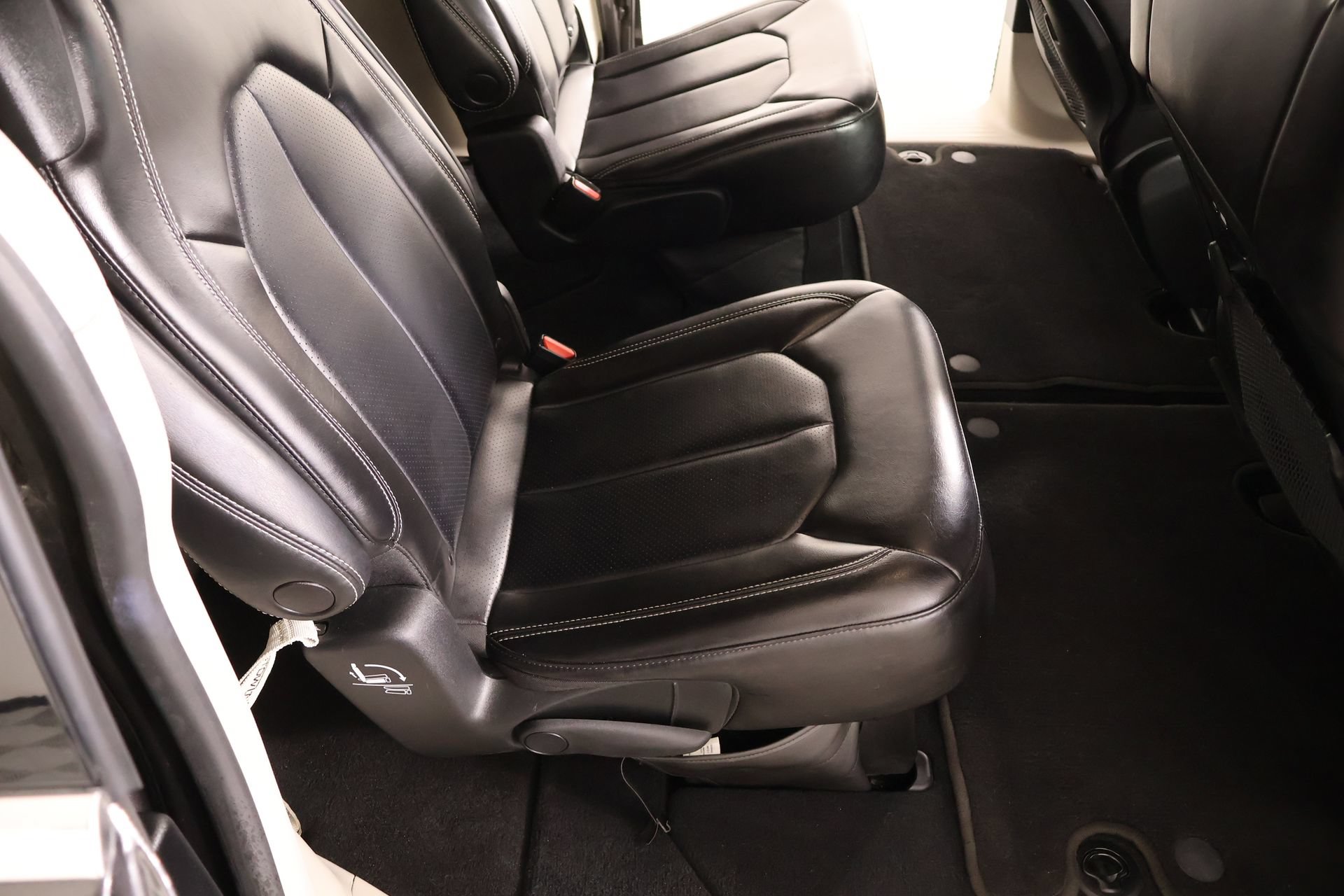 Used 2023 Chrysler Pacifica Touring-L FWD image 14