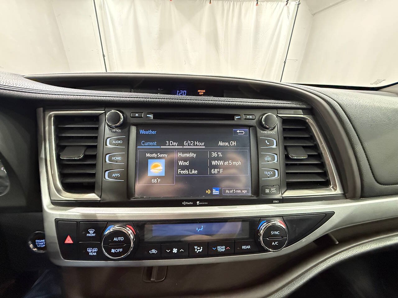Used 2014 Toyota Highlander XLE AWD/4WD image 17