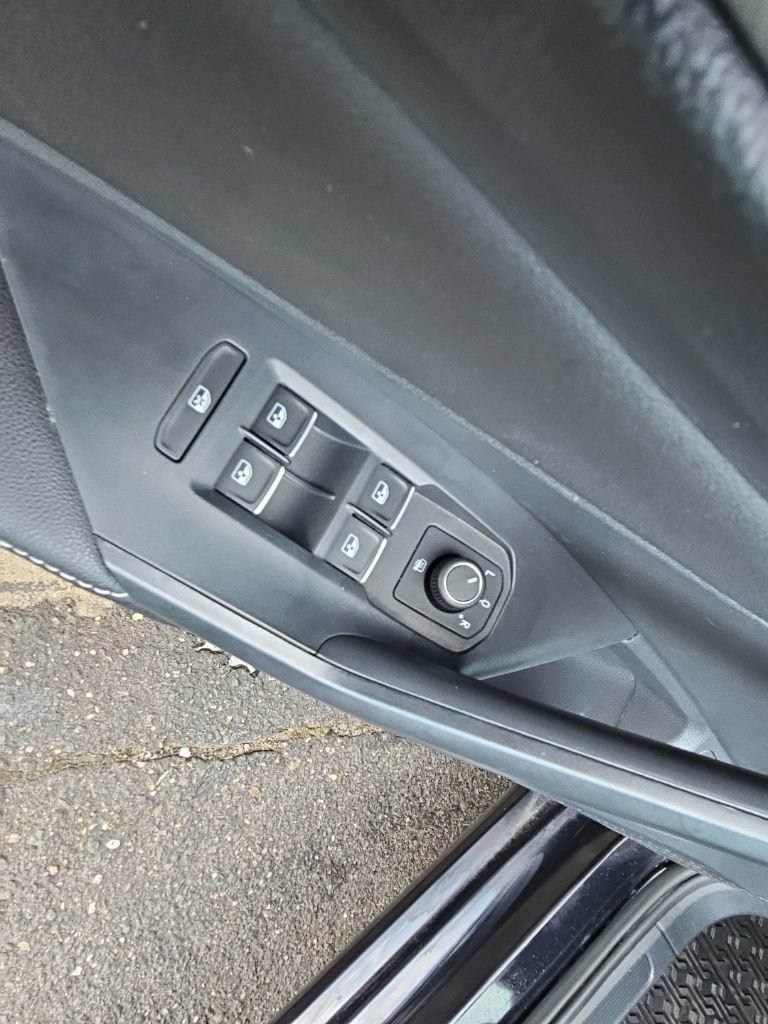 Used 2022 Volkswagen Jetta SE w/ Panoramic Sunroof Package FWD image 24