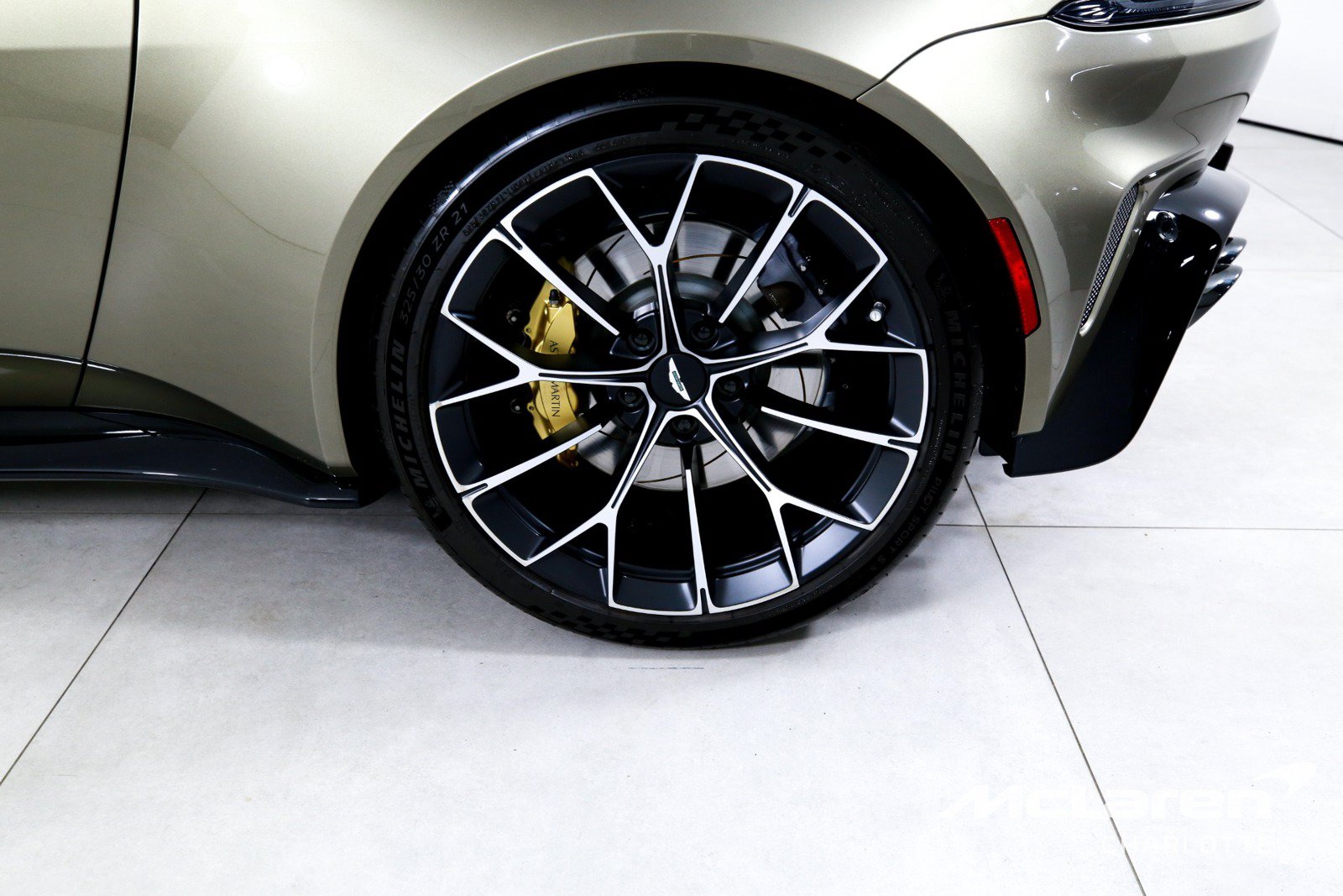 Used 2026 Aston Martin V8 Vantage S RWD image 28