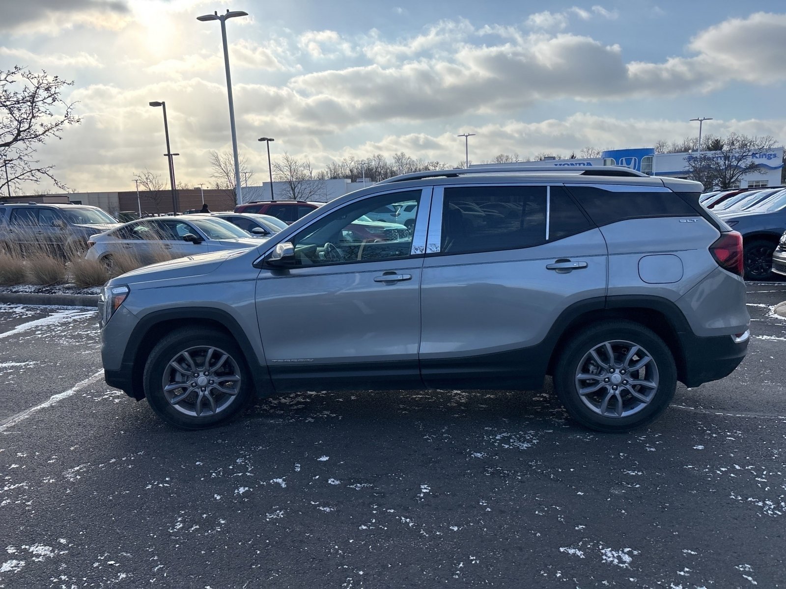 Used 2023 GMC Terrain SLT image 2