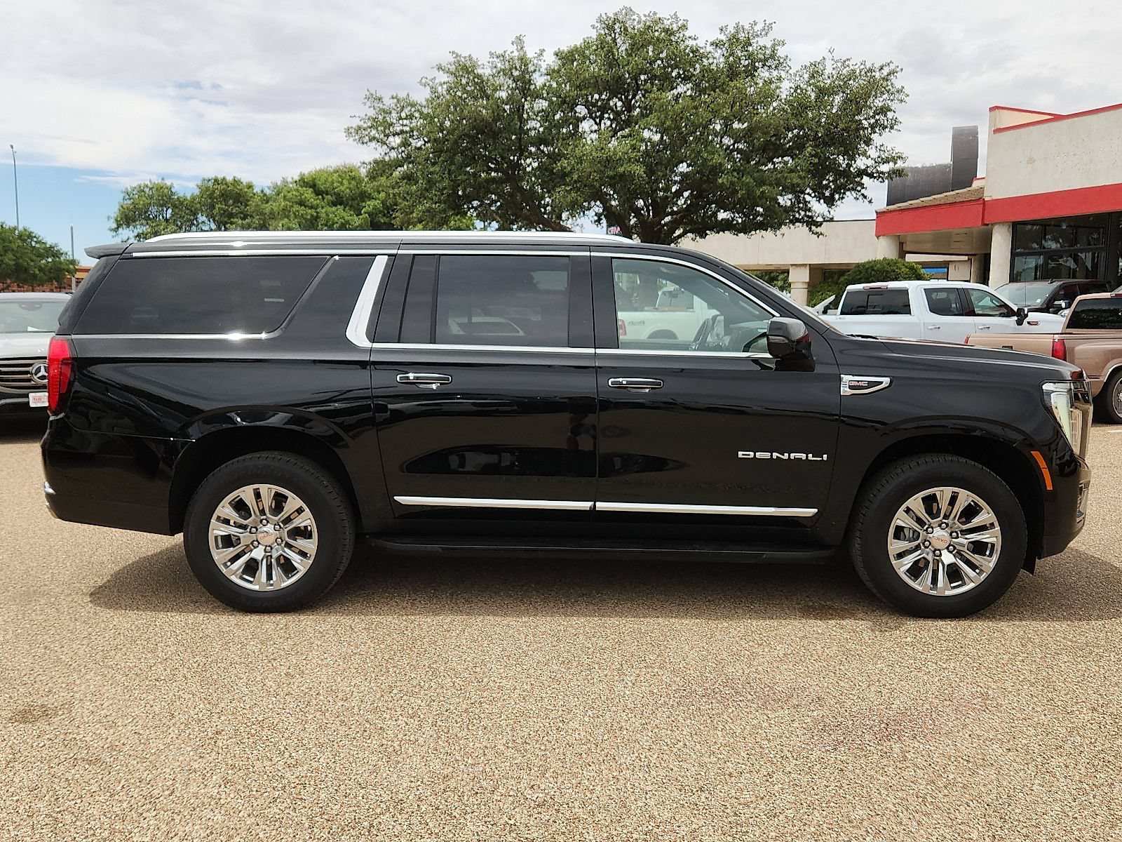 Used 2025 GMC Yukon XL Denali AWD/4WD image 5