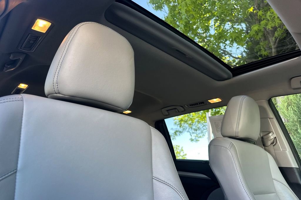 Used 2018 Toyota Highlander XLE AWD/4WD image 19