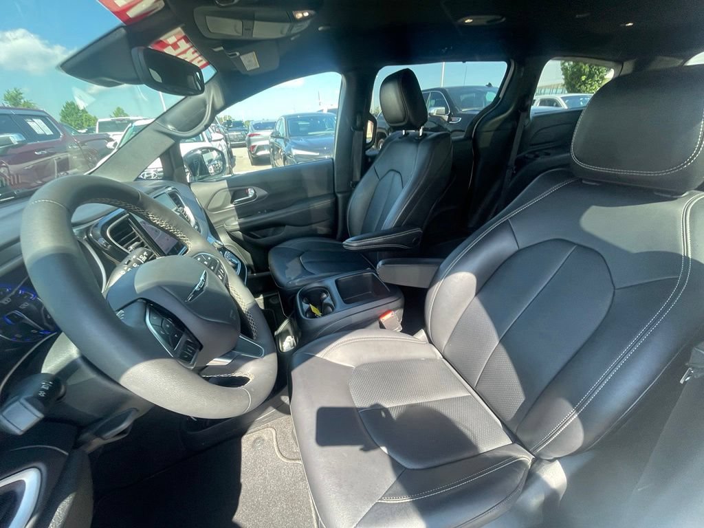 Used 2025 Chrysler Pacifica Select FWD image 20