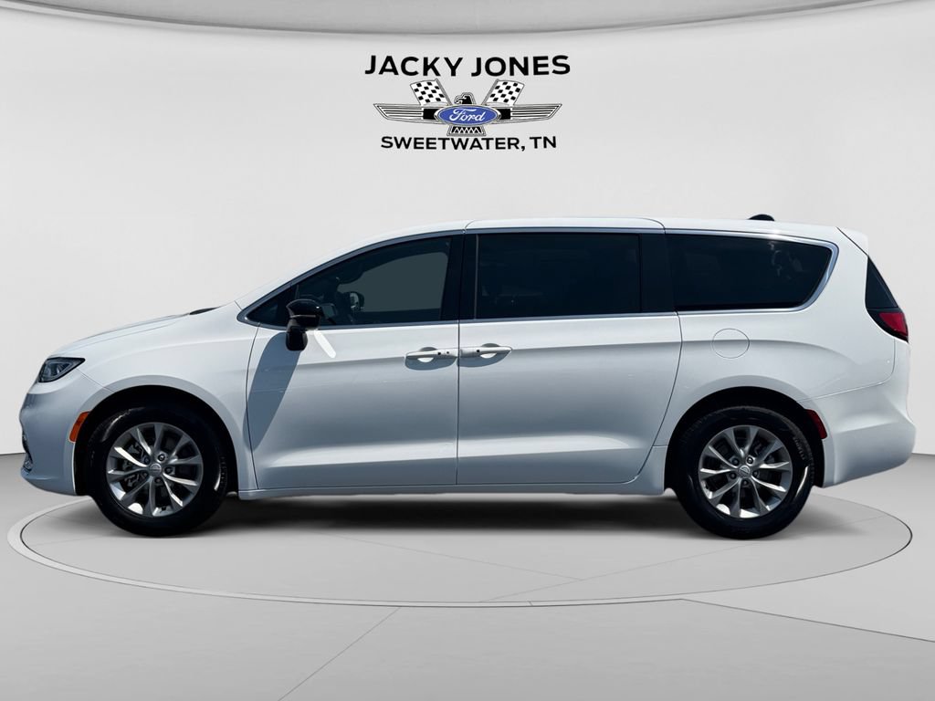 Used 2026 Chrysler Pacifica Limited FWD image 2