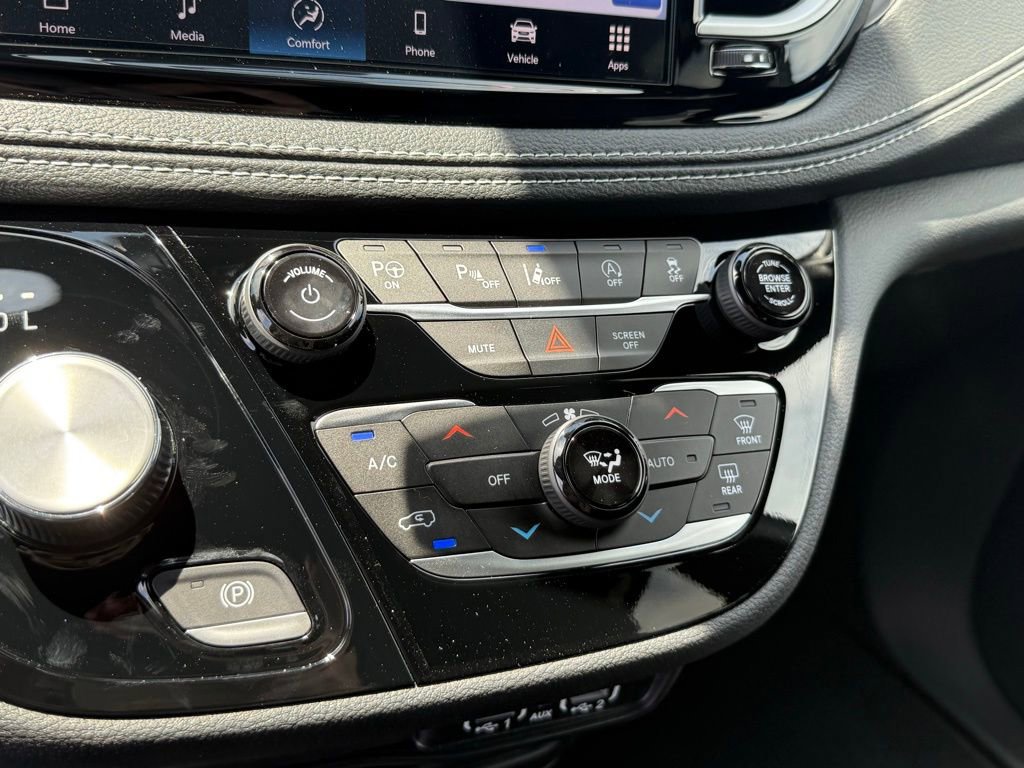 Used 2025 Chrysler Pacifica Select FWD image 26