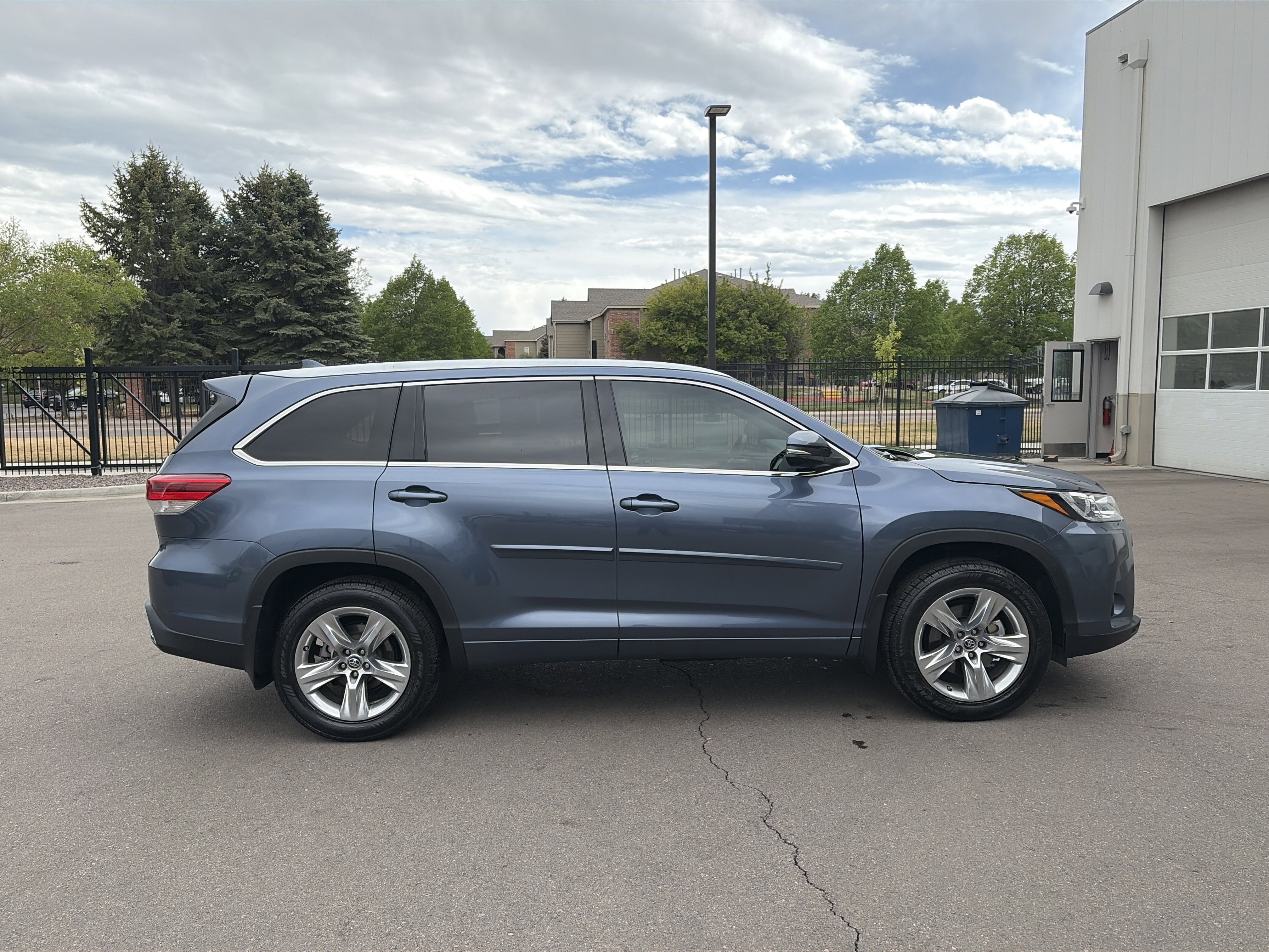 Used 2019 Toyota Highlander Limited AWD/4WD image 4