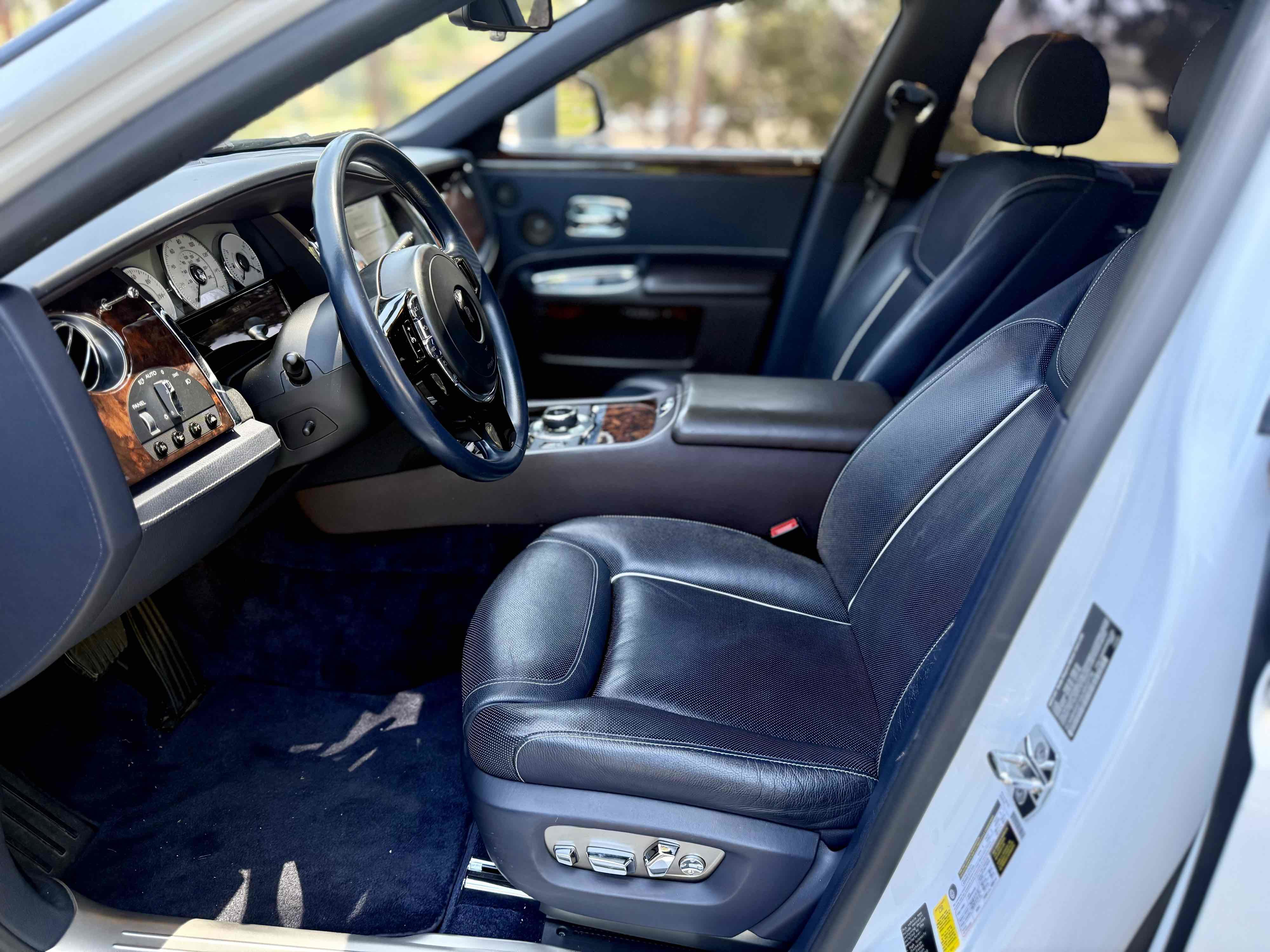 Used 2016 Rolls-Royce Ghost RWD image 20