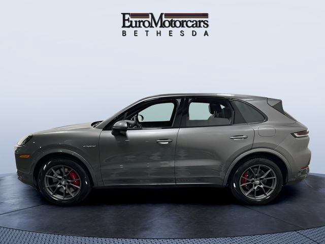 Used 2025 Porsche Cayenne S AWD/4WD image 2
