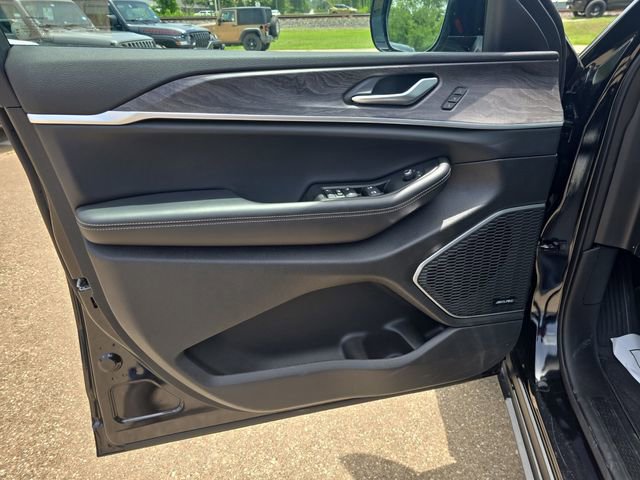 Certified 2025 Jeep Grand Cherokee Limited w/ Luxury Tech Group II image 24